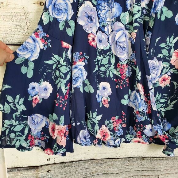 NWT C Brand Women’s 1X Navy Blue Floral Boho Blouse Bell Sleeve Tie Front Plus S - Picture 2 of 9